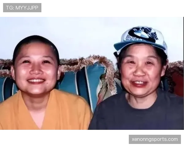 李娜刚发的一张家居照,连她随手的花瓶都比我全家家具档次高 李娜刚发的一张家居照,连她随手的花瓶都比我全家家具档次高